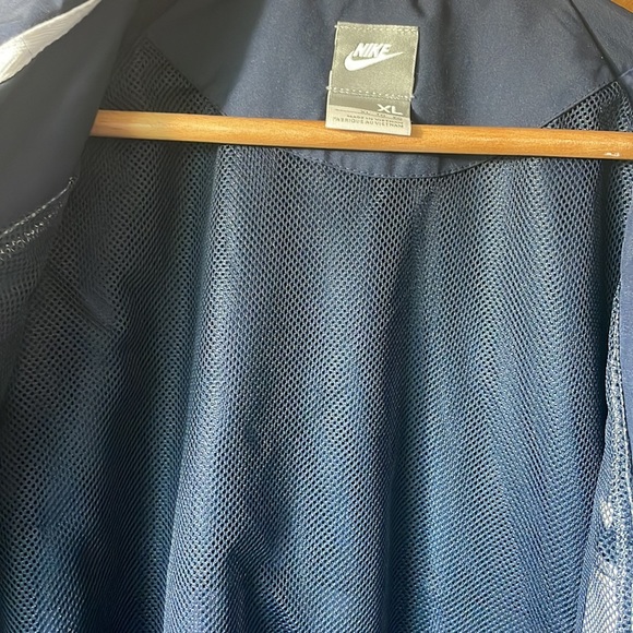 Nike wind/rain jacket in XL with hem drawstring fastener and back vent. - Picture 4 of 7